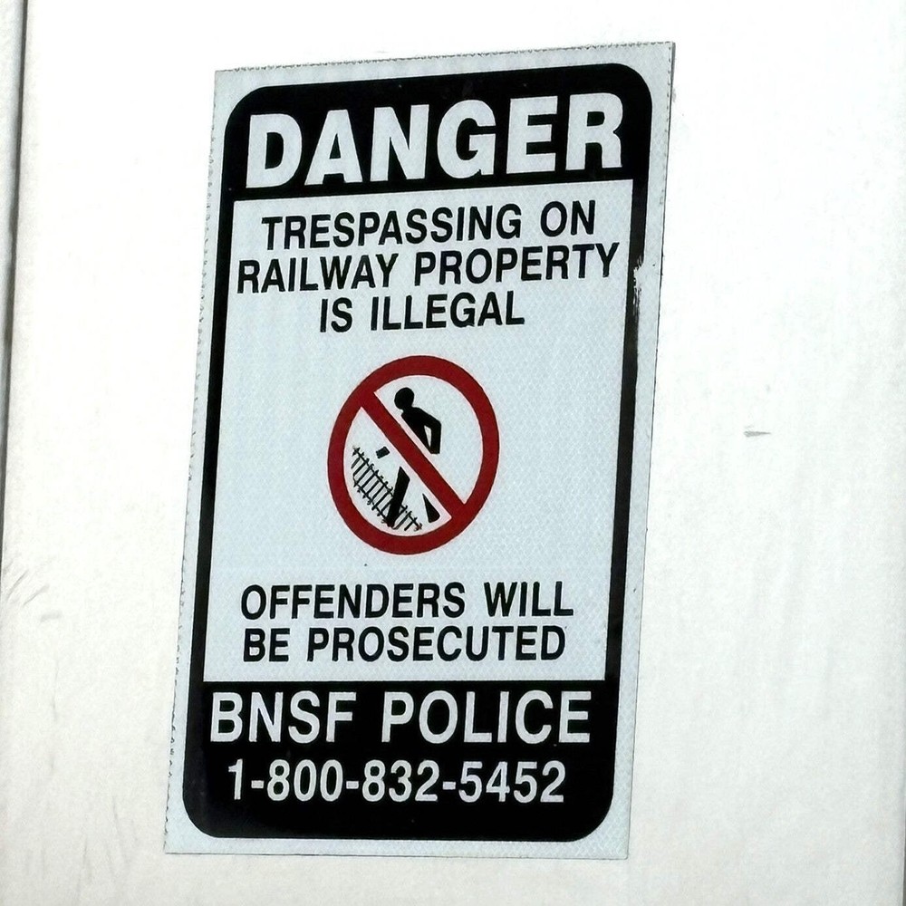 HO Scale - BNSF - No Trespassing - 2 Pack