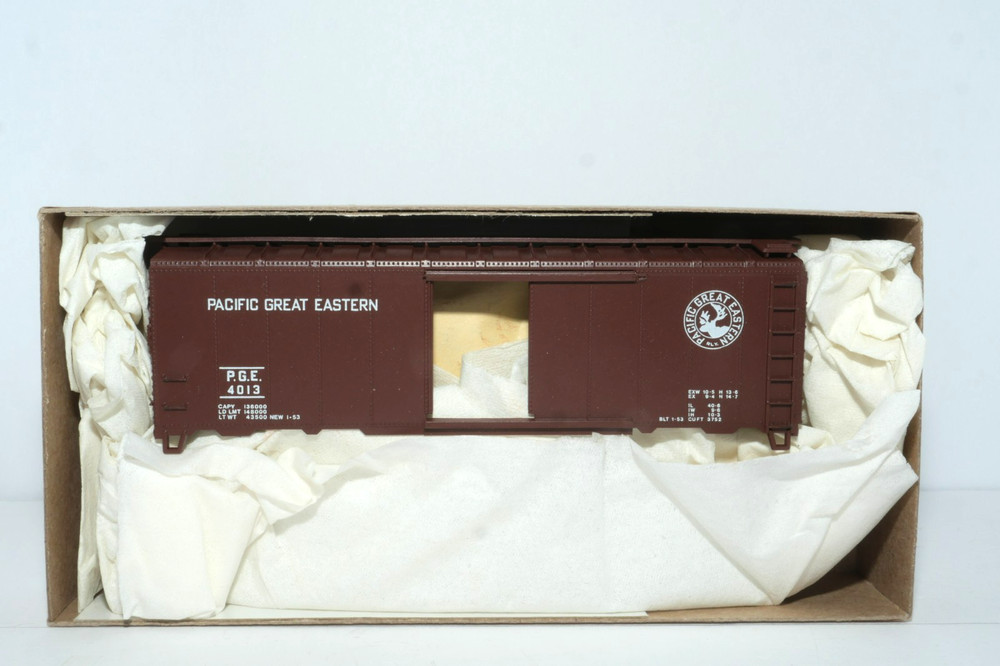 PACIFIC GREAT EASTERN 40FT BOXCAR #4013-----HO "ATHEARN" SCALE