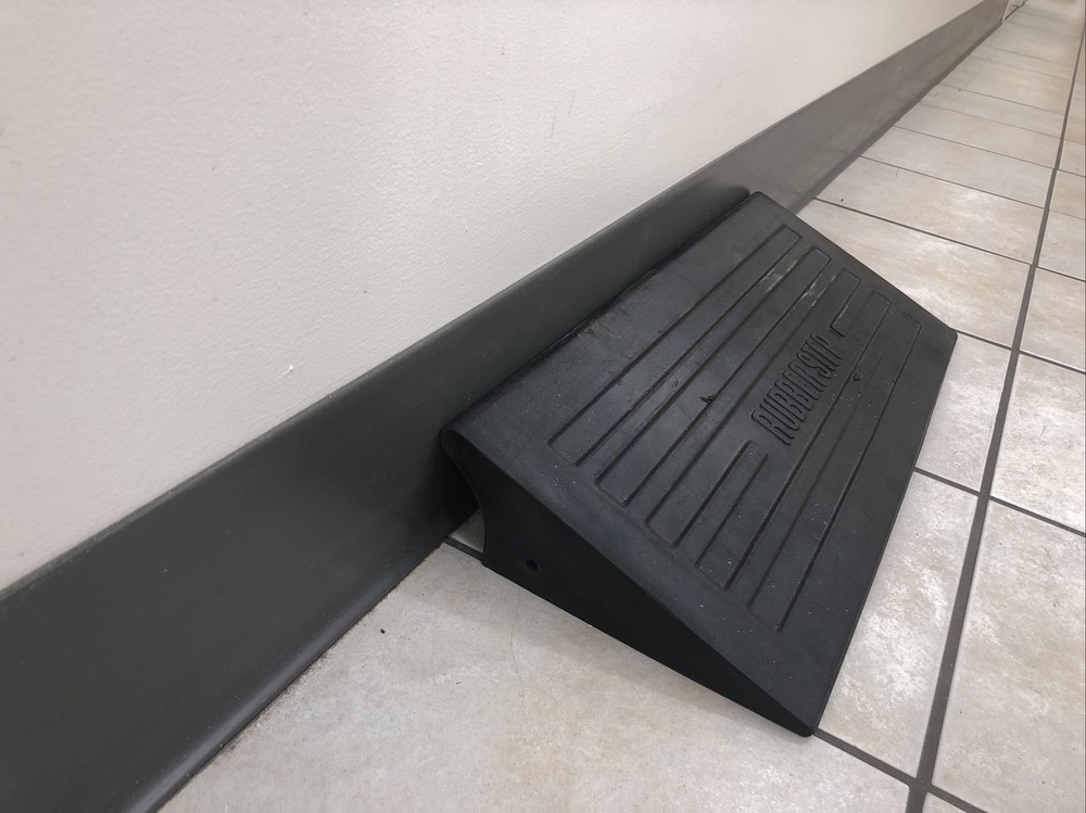 RUBBERSTEP CURB RAMP RUBBER STEP 3.25" X 23.25" - NOS