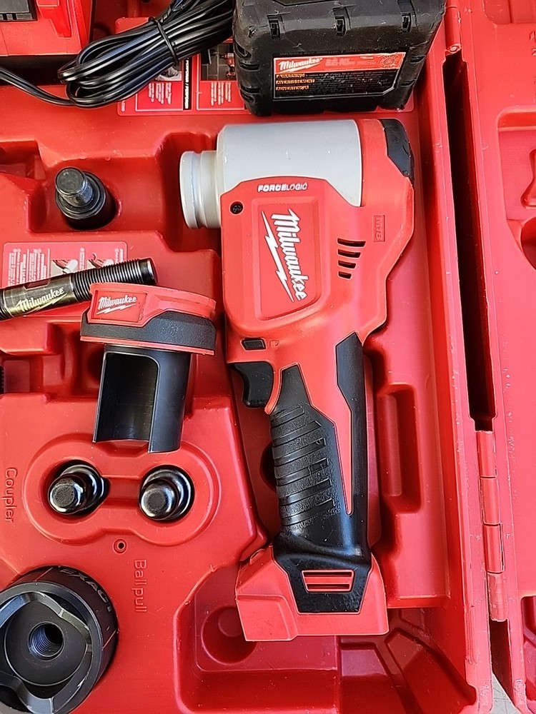 Milwaukee M18™ 2676-22 FORCE LOGIC™ 10T Knockout Tool with 1/2"-2" Kit