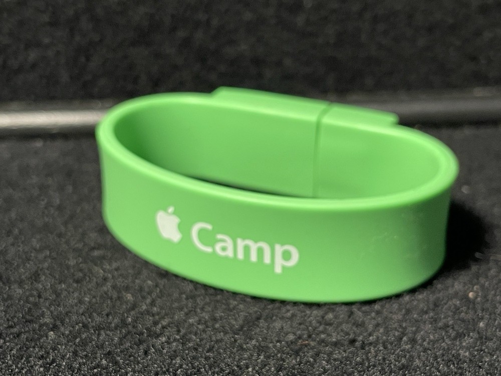  Apple Camp USB Bracelet: Green (1 GB)