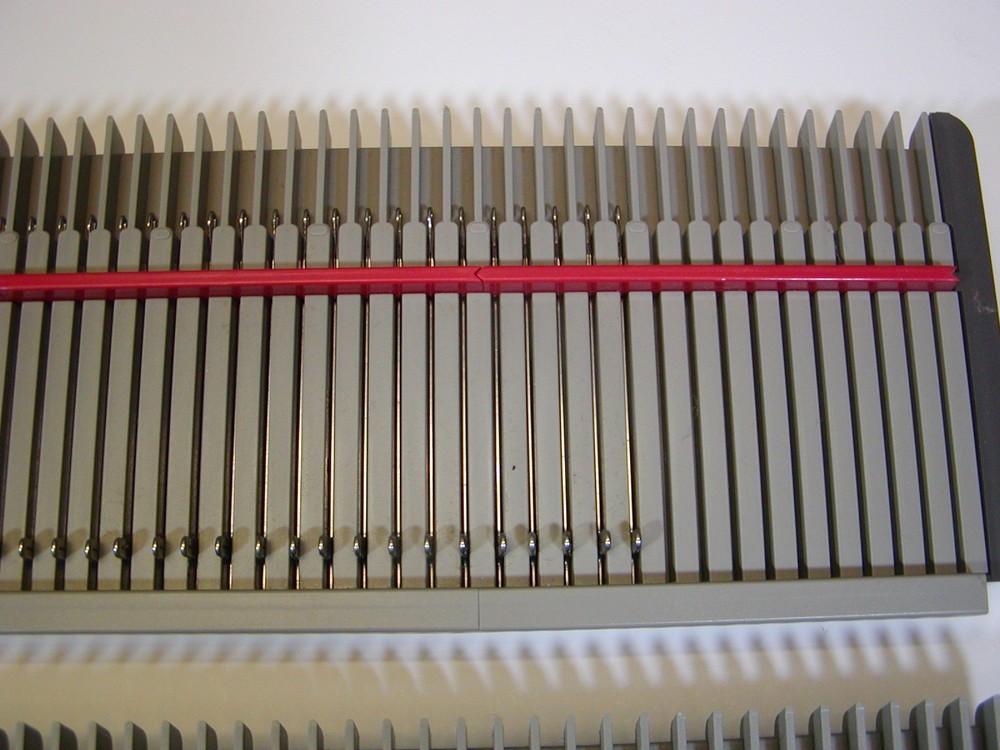 BOND INCREDIBLE SWEATER MACHINE NEEDLE BEDS