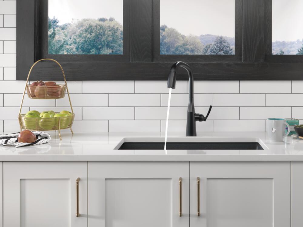 Delta Stryke Pull-Down Kitchen 1-Handle Matte Black-Certified Refurbished