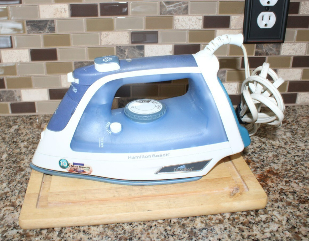 HAMILTON BEACH #19800 DURATHON IRON - NONSTICK SOLEPLATE - WHITE & BLUE