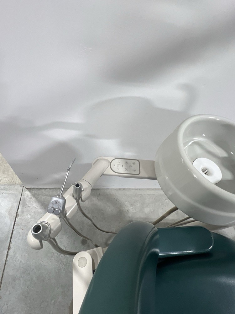 ADEC 1040 Dental Chair, Radius Delivery, Cuspidor, Asst’s Pkg & Light. Clean!!!