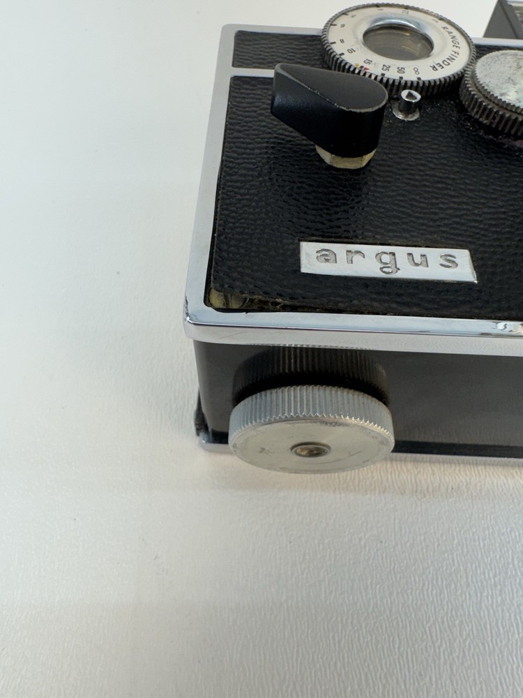 VINTAGE ARGUS C3 CAMERA THE BRICK 35 MM