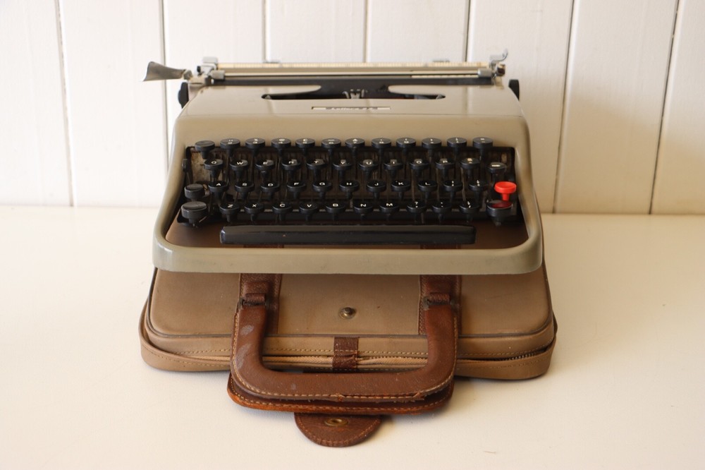Excellent Condition - OLIVETTI Lettera 22 Portable Typewriter + Original Case