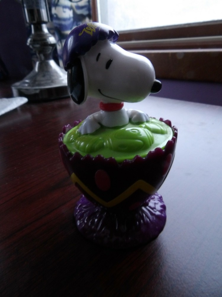 Whitman’s SNOOPY Chocolate Candy Container bubble gum Purple Easter Egg