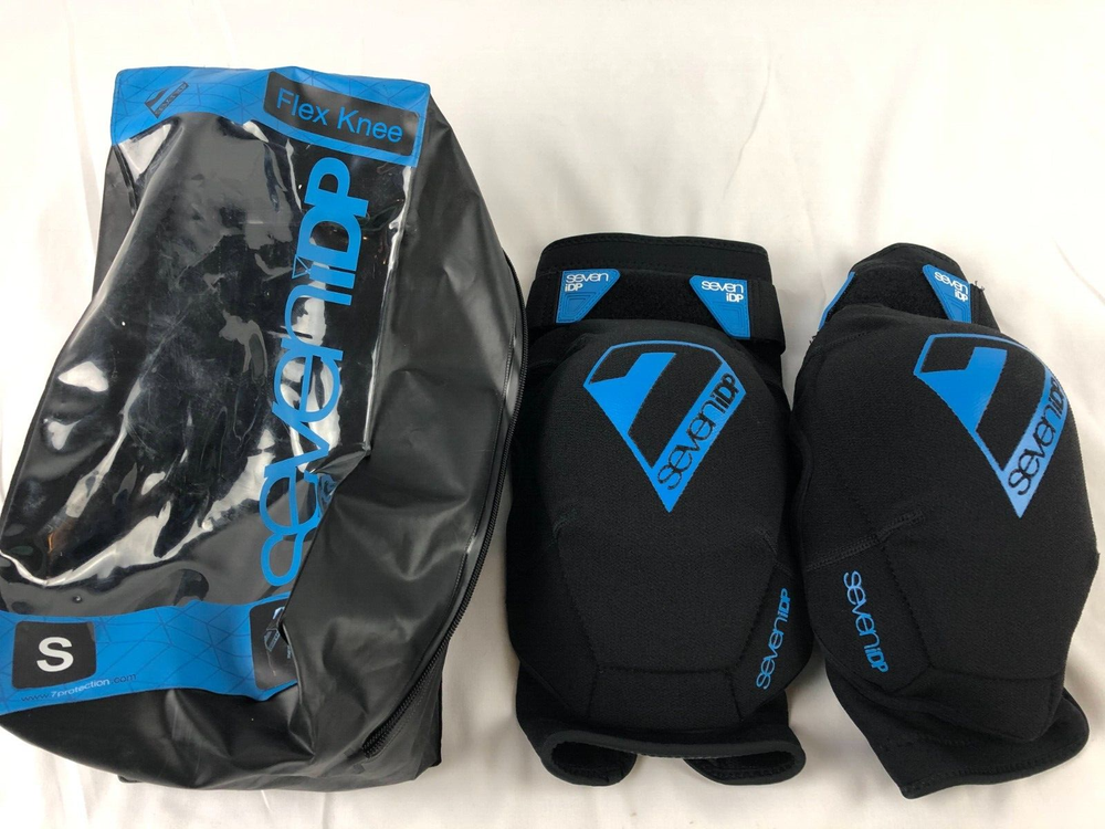 7 iDP Flex Knee Pads SIZE Small Black