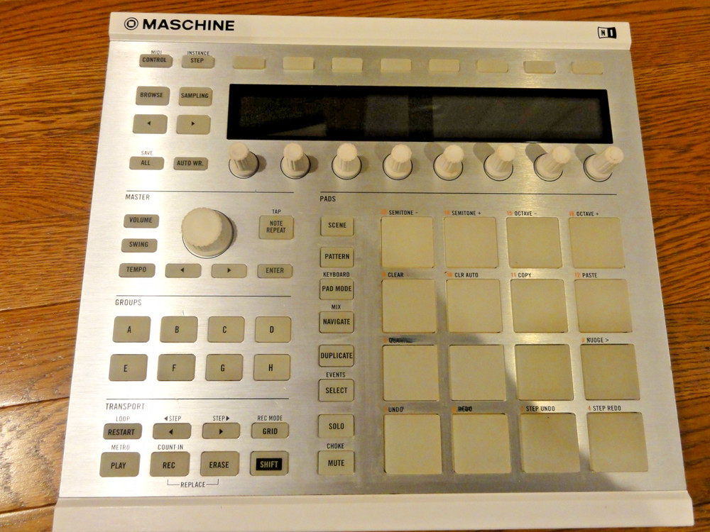 Native Instruments MASCHINE MK2 White – Powers On – No Software for Full Test