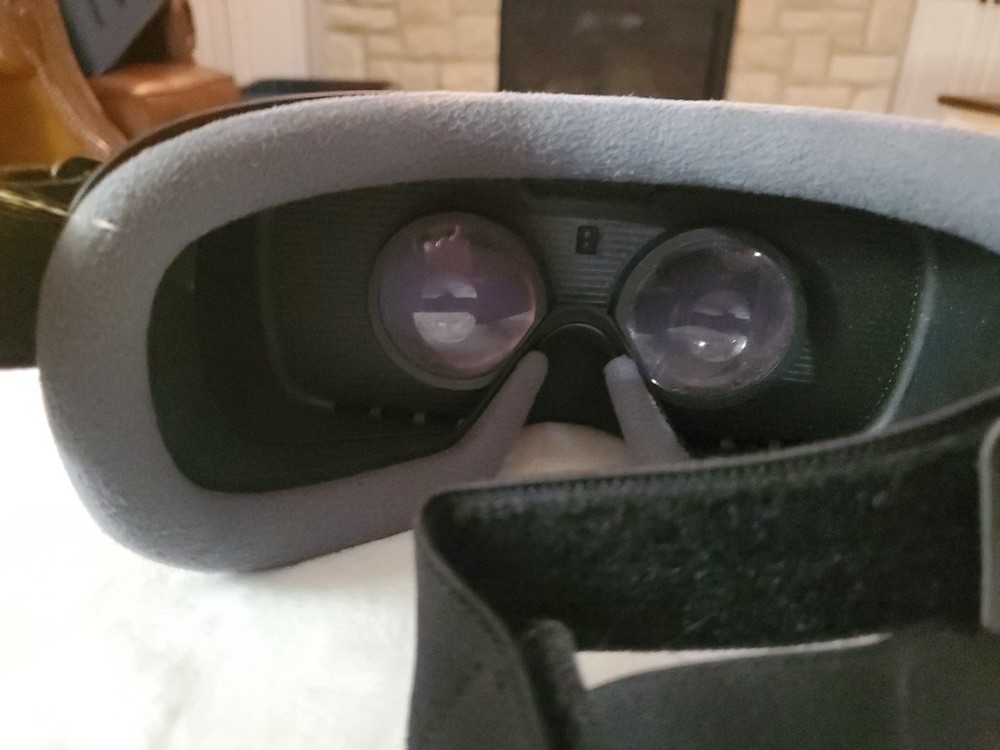 Samsung SM-R324 Gear VR With Controller Powered by Oculus No Box Or Controller