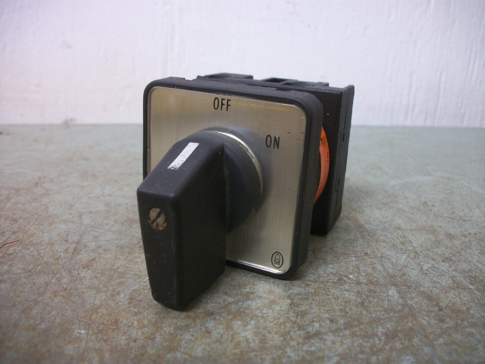 KLOCKNER-MOELLER 2-POSITION MAINTAINED SELECTOR SWITCH 1-15401/E