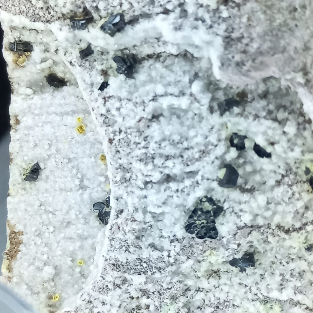 Osumilite, Tridimite