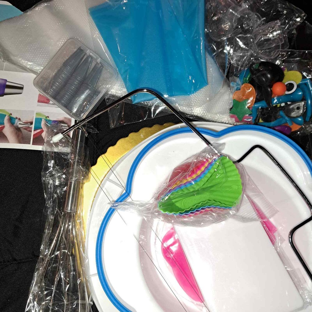 NEW 150 Plus pcs Full Size Cake decorating kit