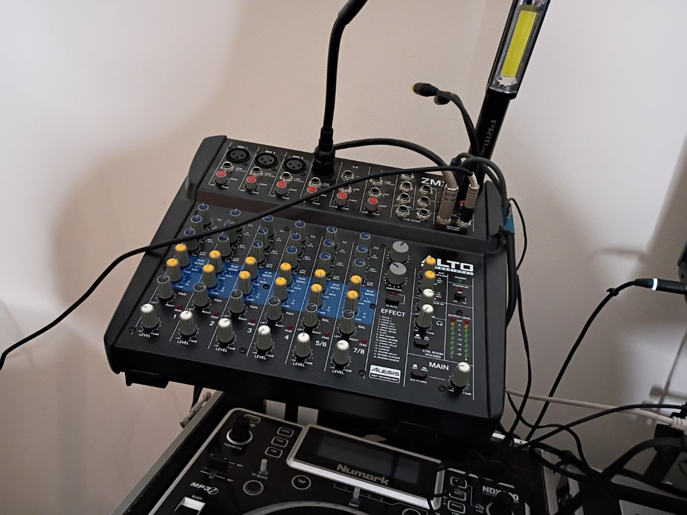 Numark Mixtrack Platinum DJ Controller With Gemini As-1500p 15" Active Speakers