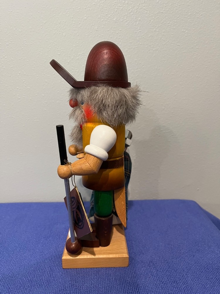 Christian Ulbricht Golfer Nutcracker with tag, 10.5"