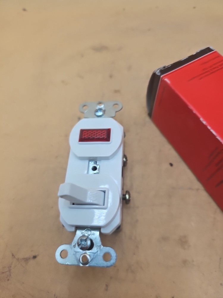 Pass & Seymour 692WGCC6 White Single-Pole Switch & Pilot Light