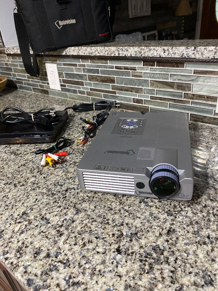Sharp XG-NV7XU Projector Great Working Condition Notevision7 w/case & dvd player