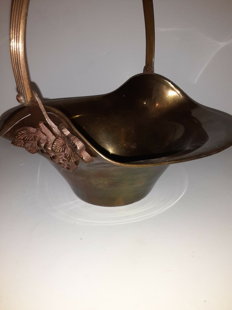 VINTAGE SOLID BRASS BASKET W/ LARGE HANDLE & BERRIES