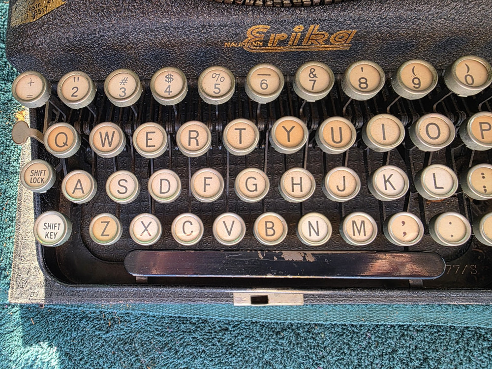 Excellent! 1936 "ERIKA" Typewriter "SERVICED" Original spools, Crinkle, case