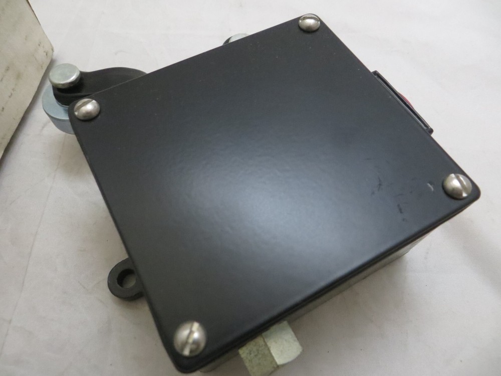 REES 01752-100 MACHINE LIMIT SWITCH RIGHT HAND