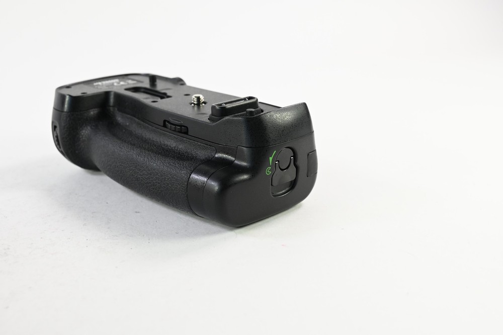 misc Nikon MB-D18 Multi-Power Battery Pack Vertical Grip (D850) #G372