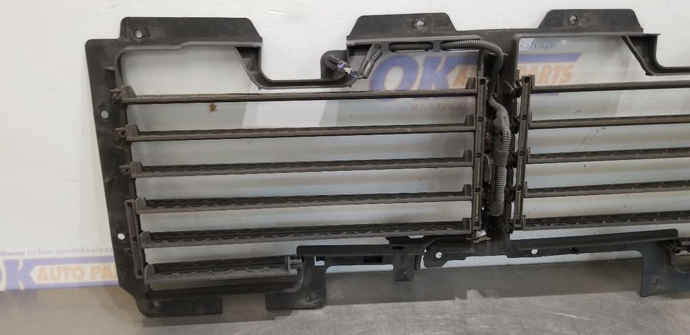 17 GMC YUKON AIR SHUTTER 5.3L