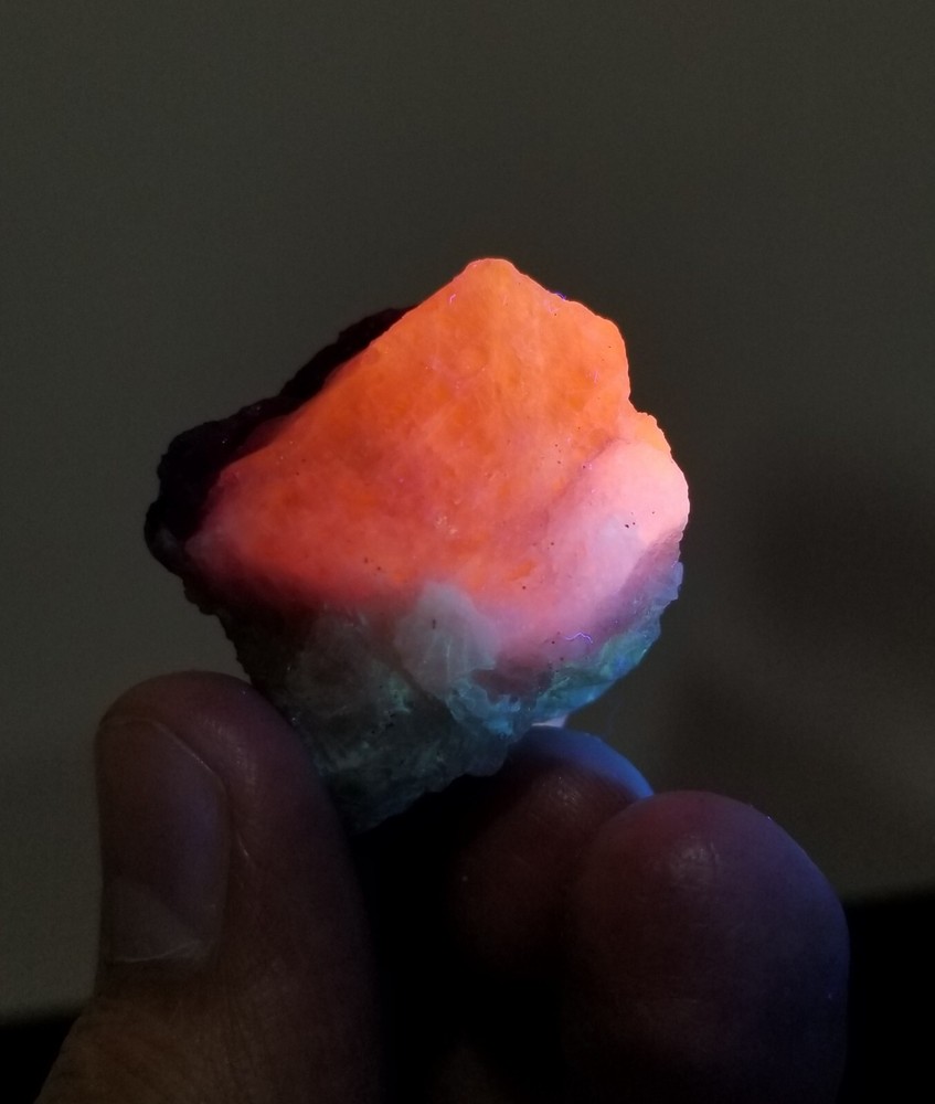 Natural top UV Reactive Tenebrescent Hackmanite With Albite 32 Gram