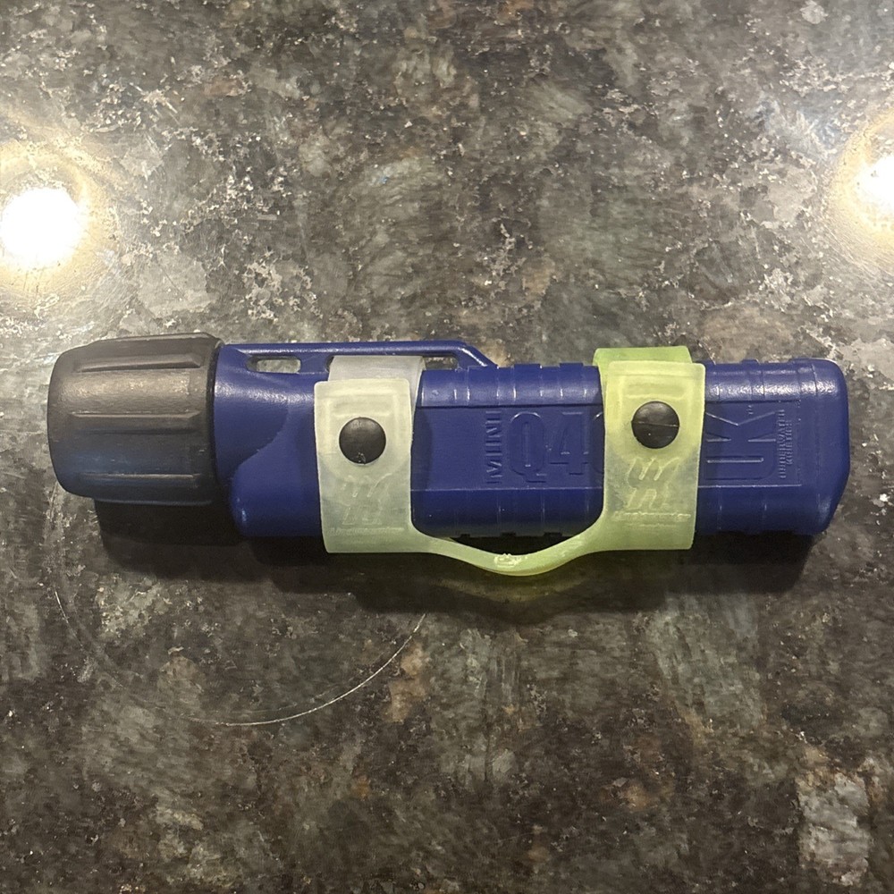 Underwater Kinetics Mini Q40 Compat & Reliable Dive Light Blue with mask attment
