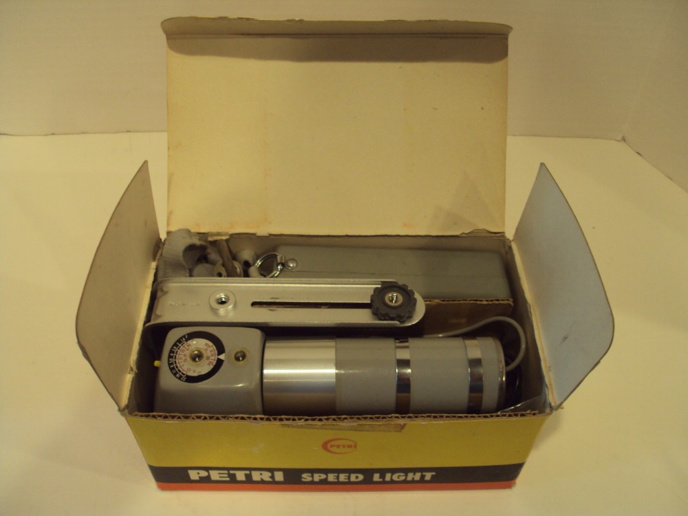 Vintage PETRI Speed Light set/READ