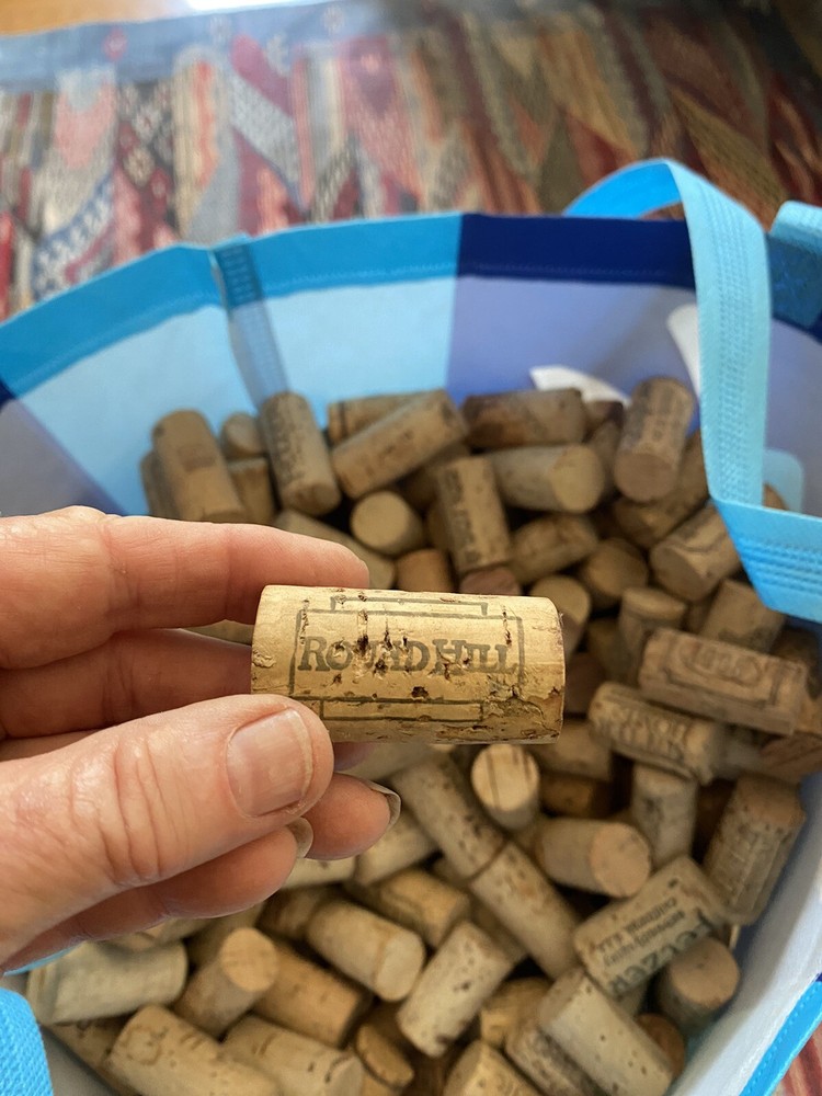 600 used natural wine corks