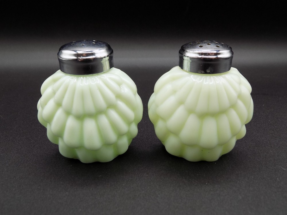 EAPG CONSOLIDATED Green Overlapping SHELL Pattern Salt & Pepper Shakers