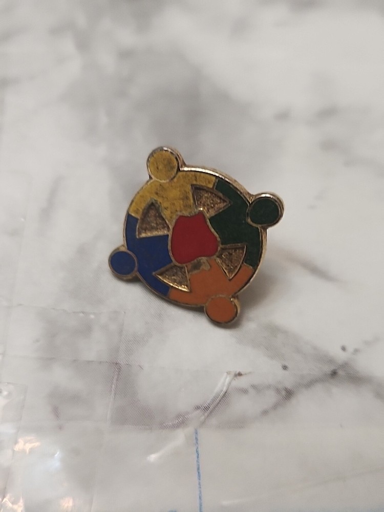 5/8" Enamel APPLE PEOPLE HOLDING HANDS Lapel Hat Pin