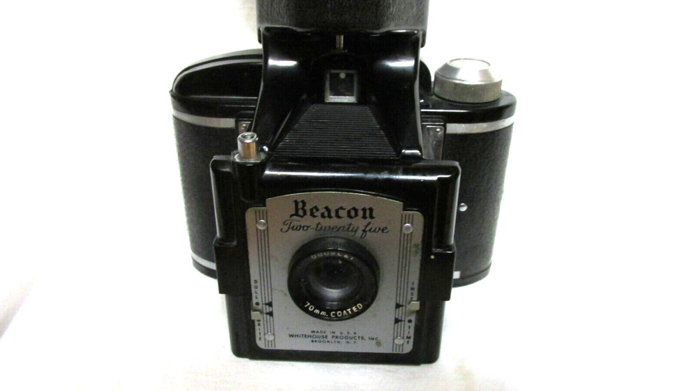 VINTAGE 1950s BEACON TWO TWENTY FIVE CAMERA WITH FLASH