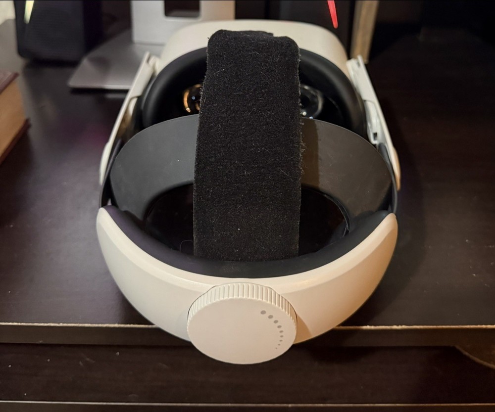 Oculus Quest 1 Virtual Reality Headset (No Controllers, with Head Strap) Used