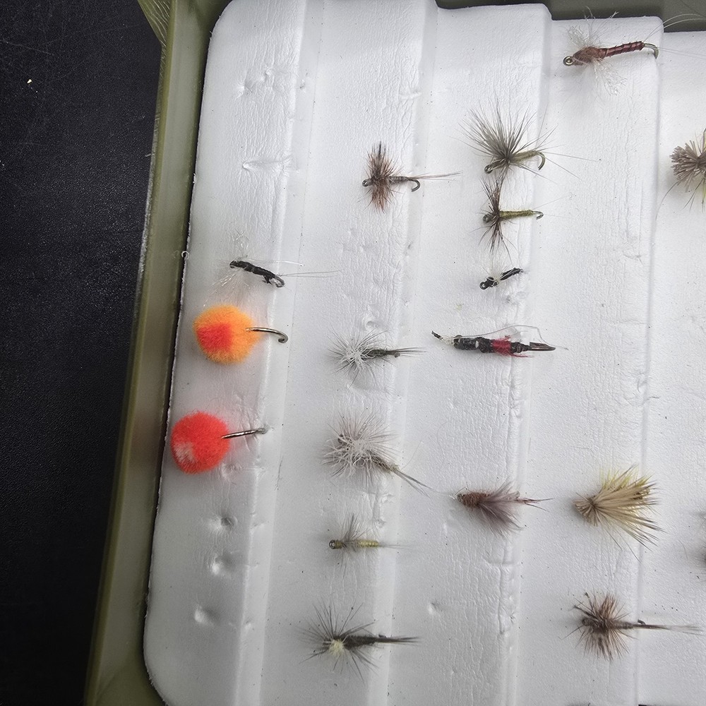 white river fly box with 27 Flys Pluse Extra Case