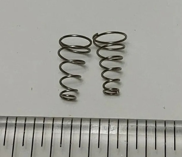 LOT OF 2 SUPCO SPRINGS SP21 (NOS)