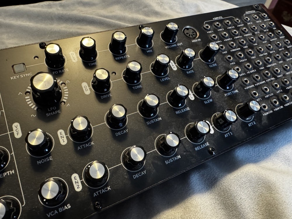 Behringer Neutron Analog Synthesizer Unit