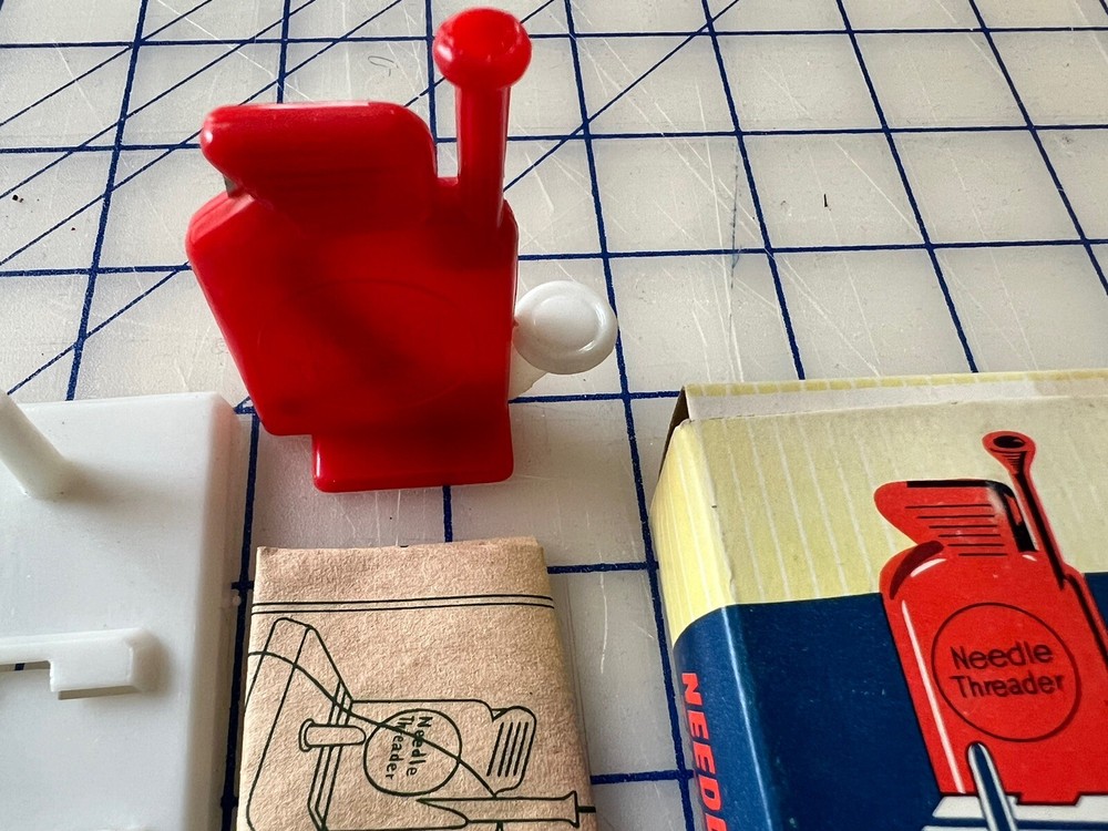 VINTAGE 1970'S AUTOMATIC NEEDLE THREADER W/ THREAD CUTTER - NEW IN BOX