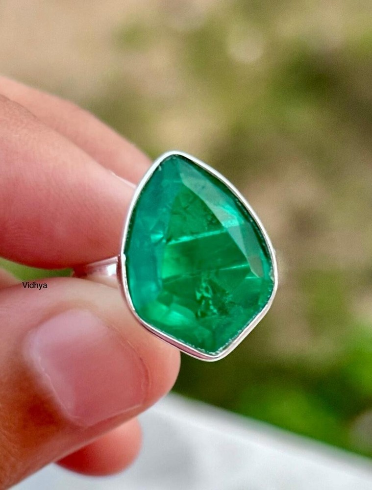 Natural emerald faceted stealing silver ring