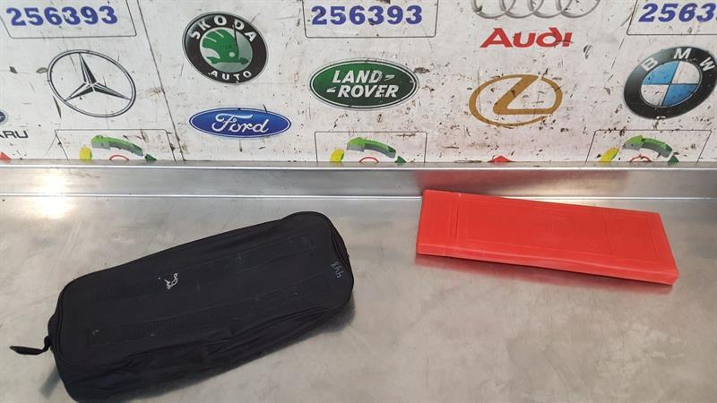 AUDI A6 AVANT C7 FACELIFT 2015-2018 WARNING TRIANGLE ACCESSORY