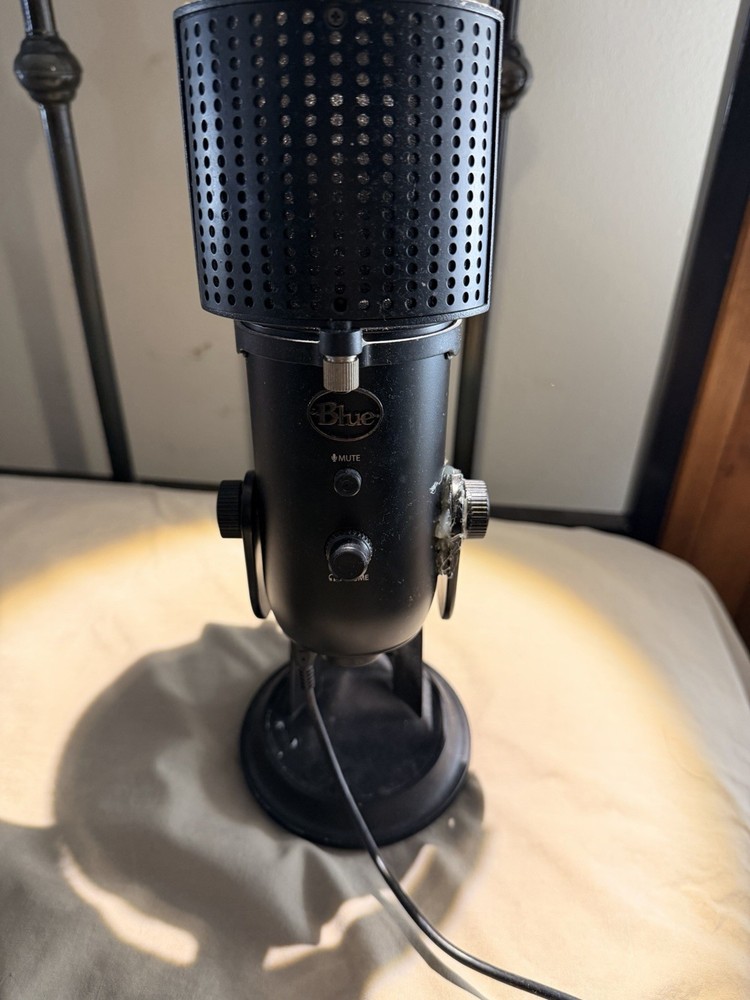 Blue Yeti USB Microphone Black Freestanding w/ Mute Button & Volume Control