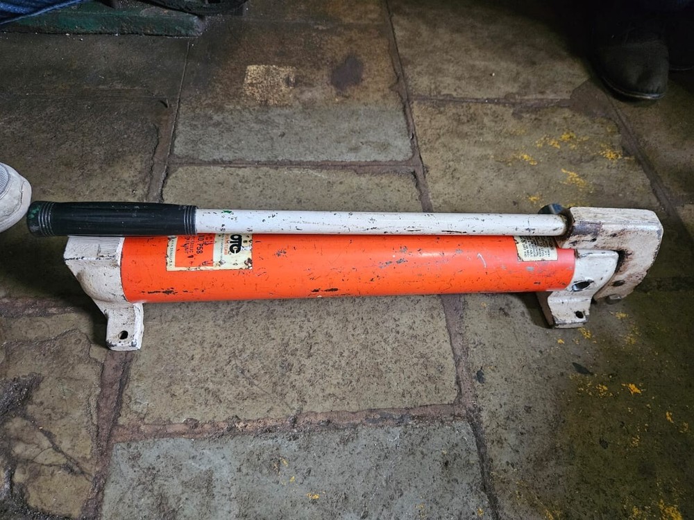 OTC Power Team P58 Hydraulic Hand Pump