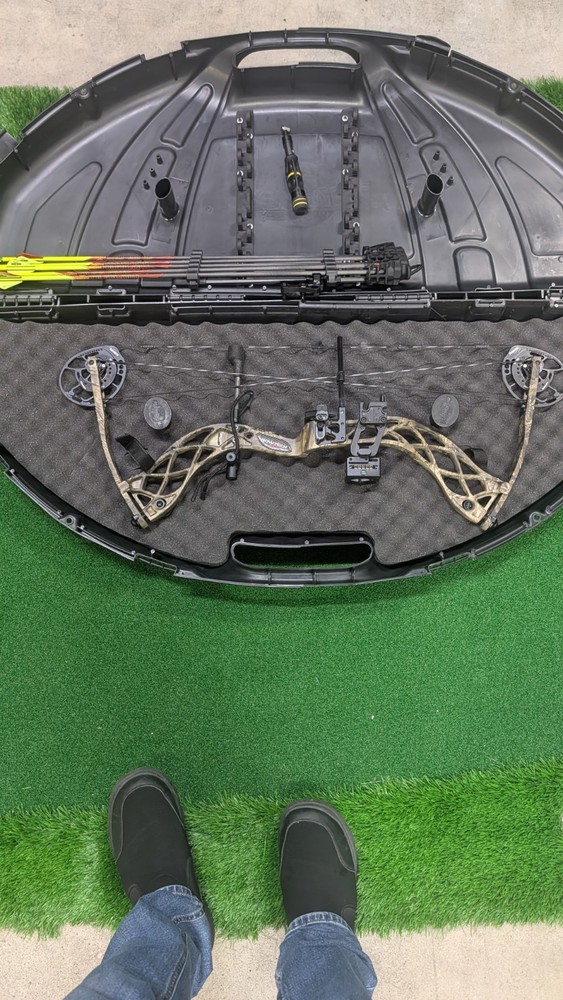 🔥Bowtech Carbon Icon Ready to Hunt Compound Bow RH 70# 30 Inch Draw