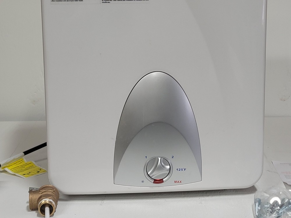 CAMPLUX 6 Gal. Plug In Water Heater Electric EUC READ