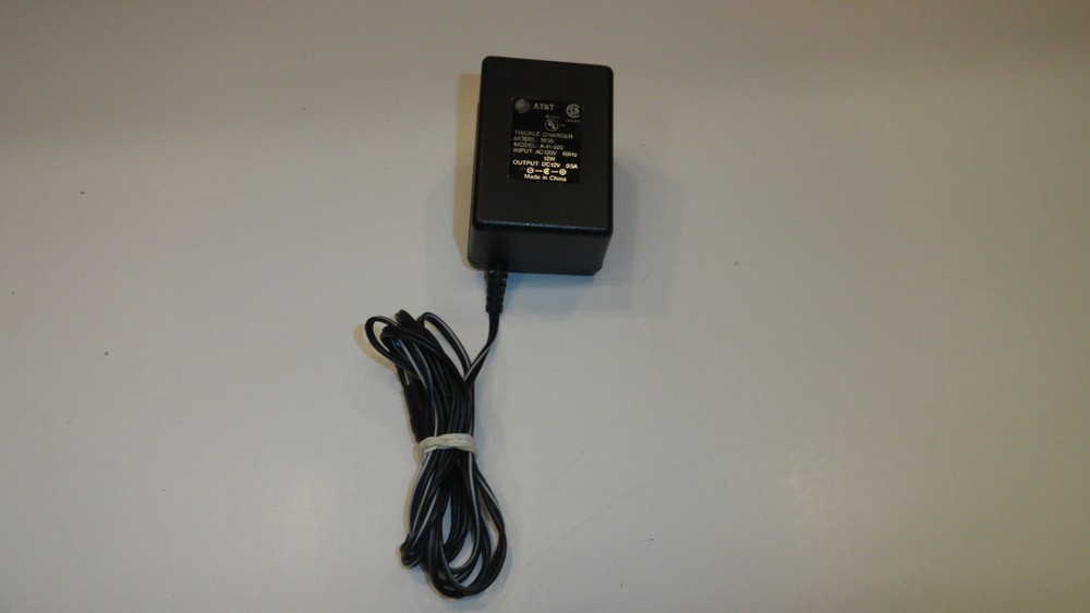 DD4: AT&T MODEL 3630 TRICKLE CHARGER A-41-500