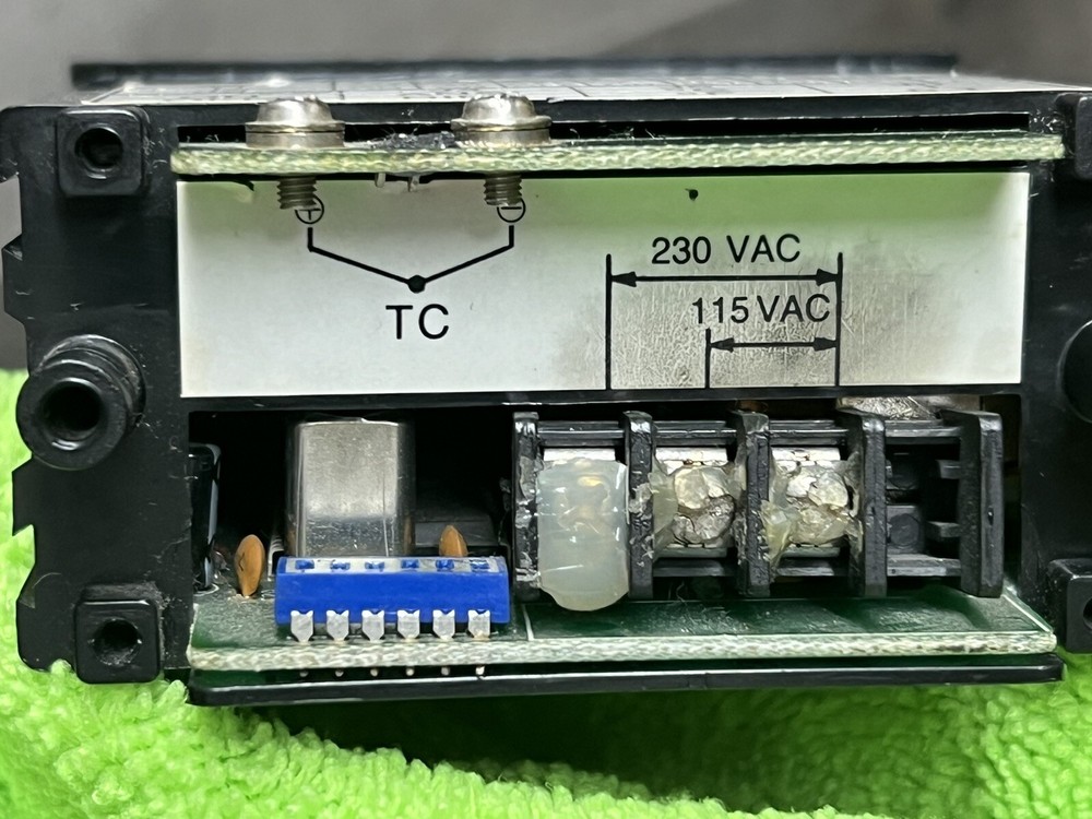 Omega DP701 Microcomputer digital Thermometer pre-owned