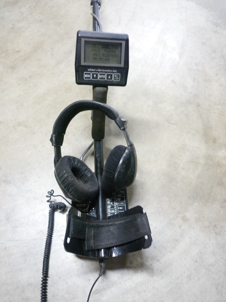 Whites DFX metal detector....