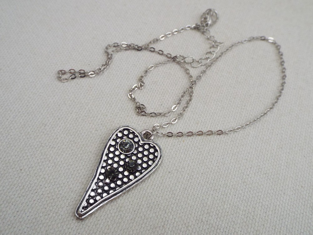 Silvertone Heart Pendant Necklace (J51)