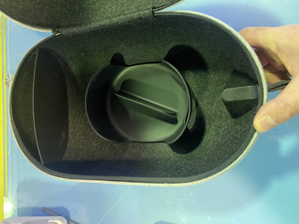 Oculus / Meta Official Quest 2 Carrying Case - MINT CONDITION